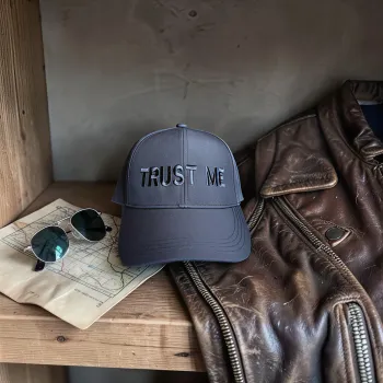 Klassische Cap "Trust Me" Schwarz mit schwarzer Stickerei