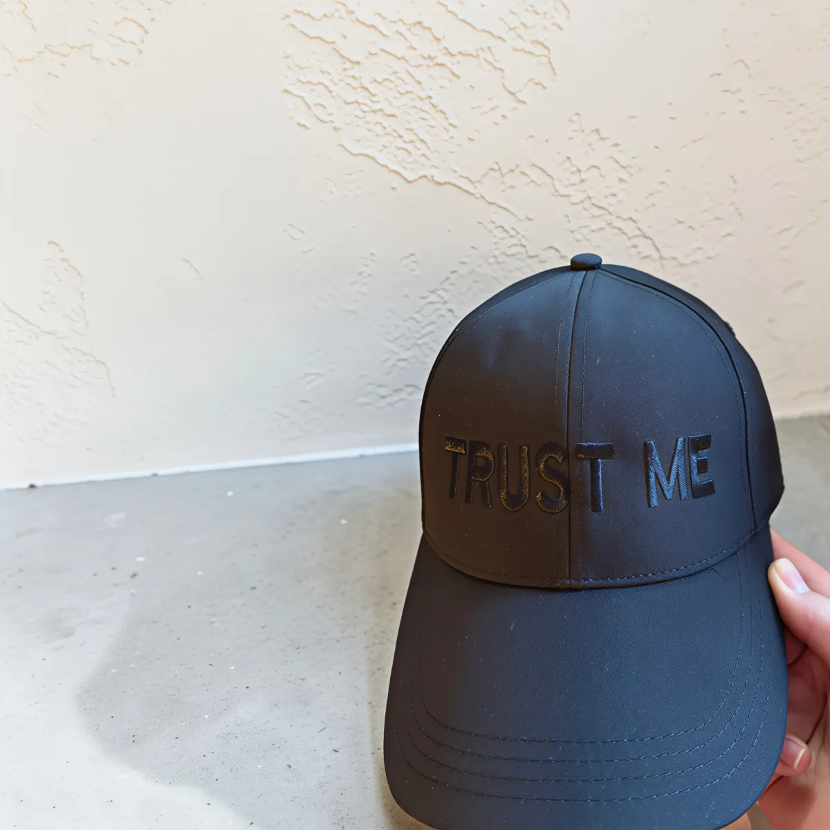 Klassische Cap "Trust Me" Schwarz mit schwarzer Stickerei