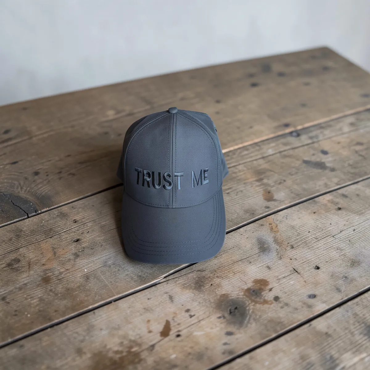 Klassische Cap "Trust Me" Schwarz mit schwarzer Stickerei