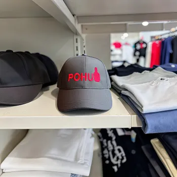 Klassische Cap "POHU" Schwarz mit roter Stickerei