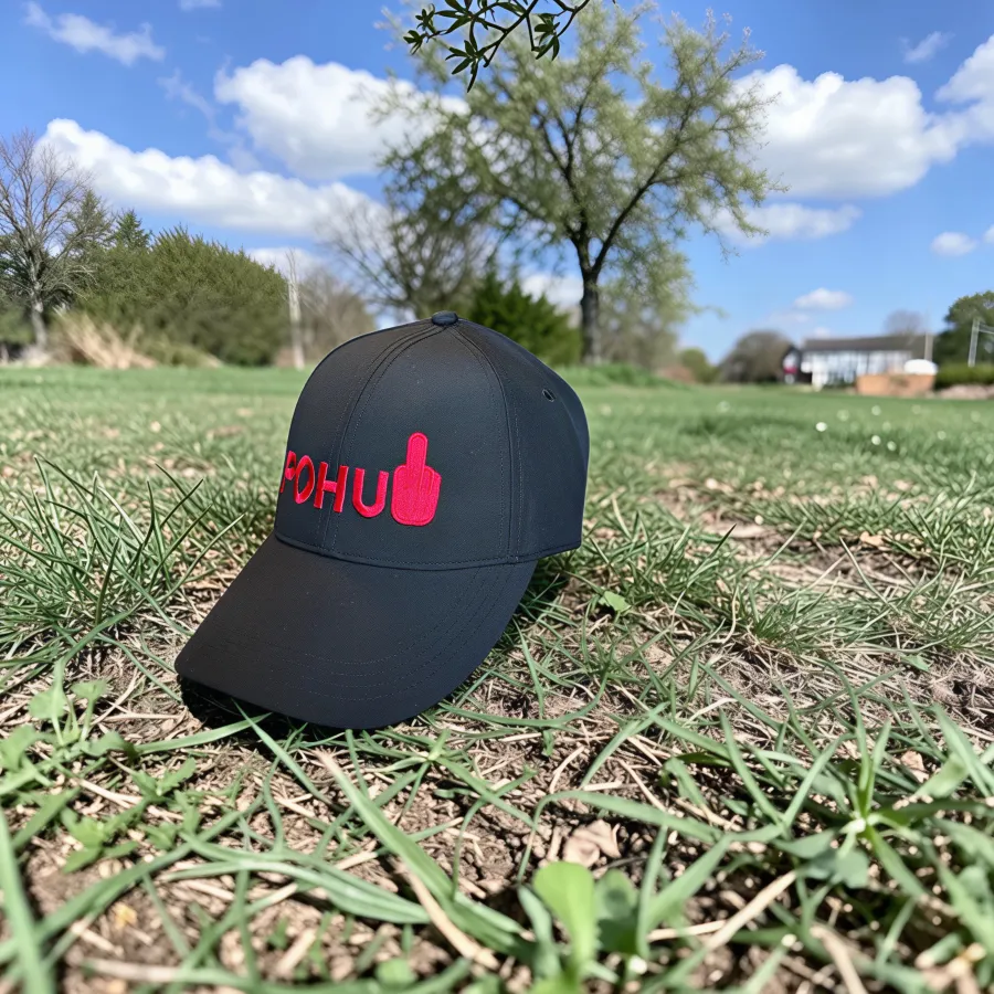 Cap „POHU“, Schwarz mit roter Stickerei