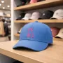 Casquette classique "Cat Outline" Bleue avec broderie rouge