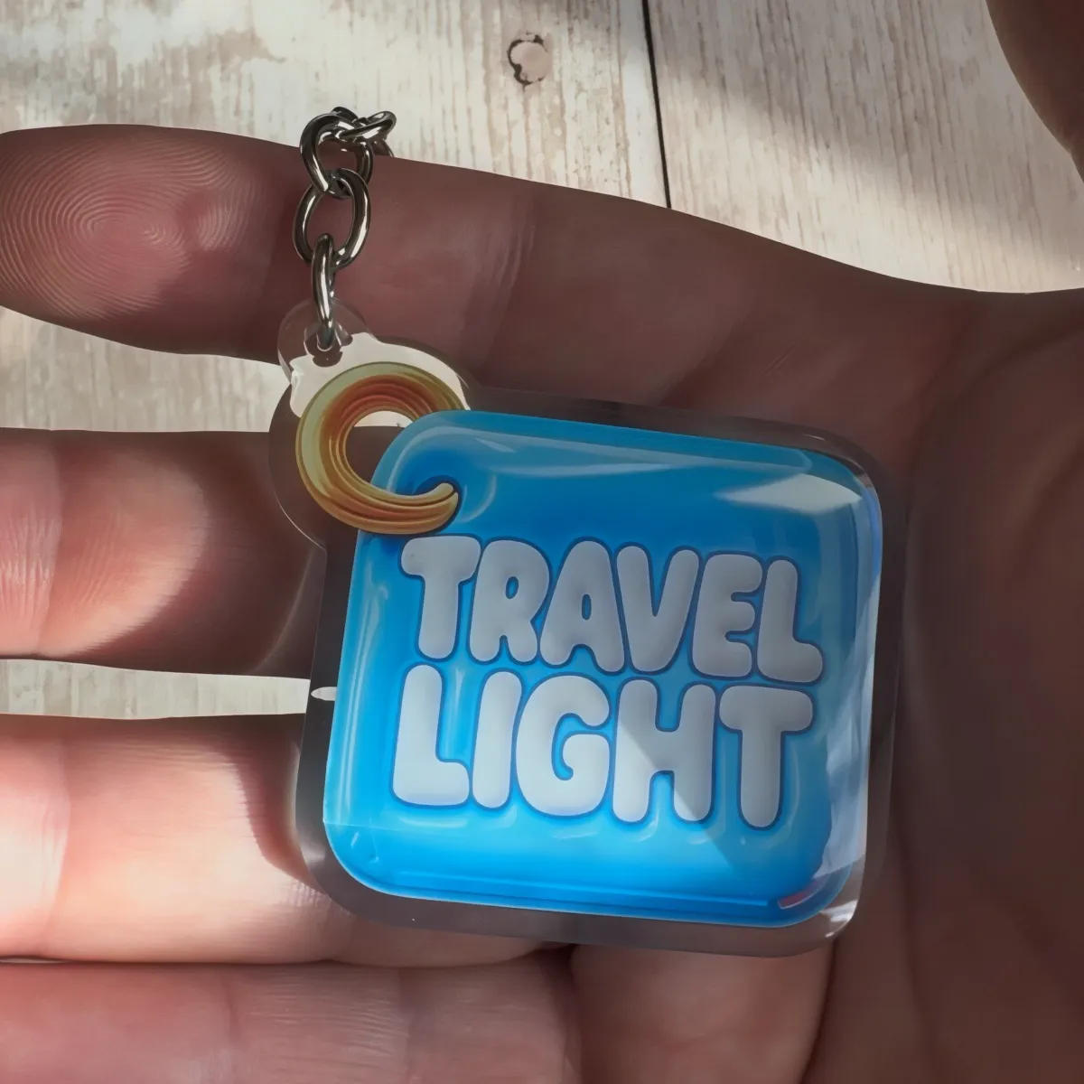 Akryl-Schlüsselanhänger TRAVEL LIGHT (hellblau)
