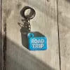 Akryl-Schlüsselanhänger ROAD TRIP (hellblau)
