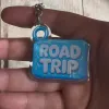 Akryl-Schlüsselanhänger ROAD TRIP (hellblau)