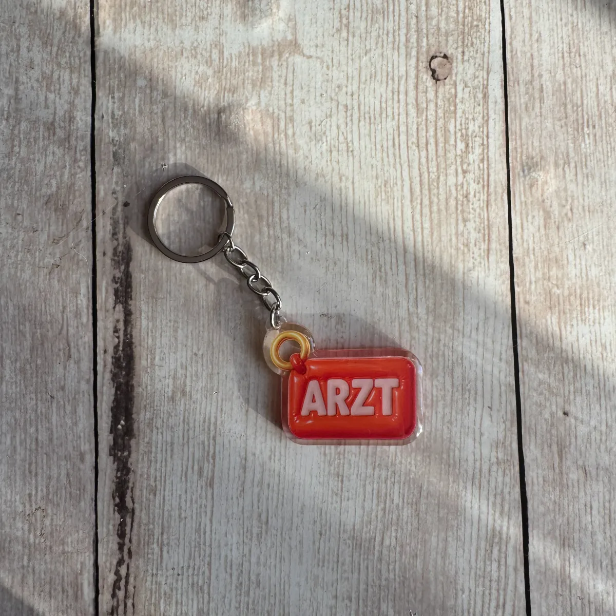 Akrylowy brelok ARZT (czerwony)