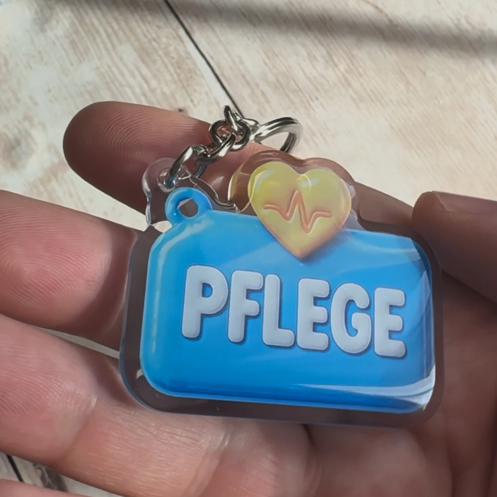 Akrylowy brelok PFLEGE (niebieski z żółtym sercem)