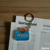 Akrylowy brelok PFLEGE (niebieski z sercem)