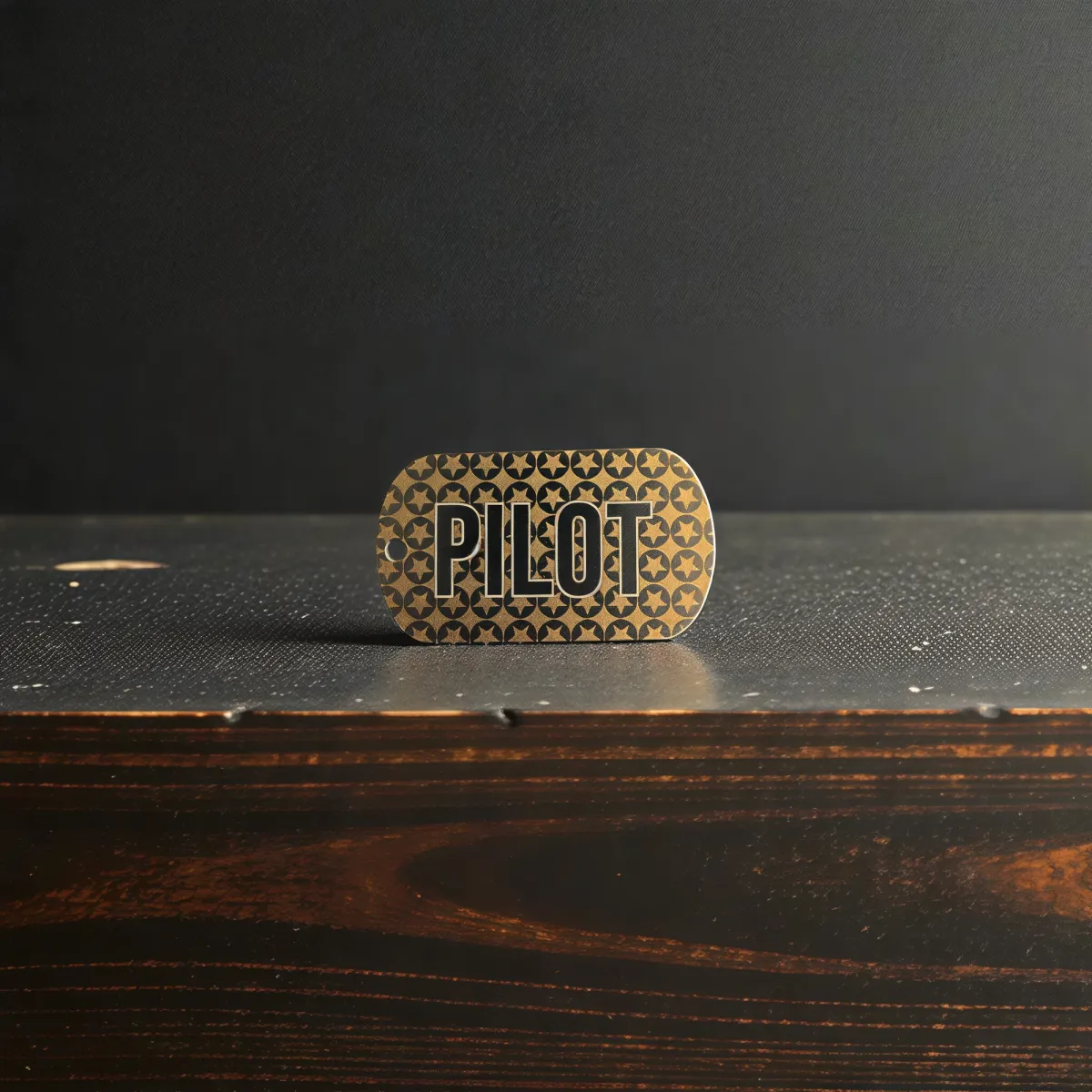 Portachiavi in titanio «PILOT»  28 × 50 mm – incisione laser