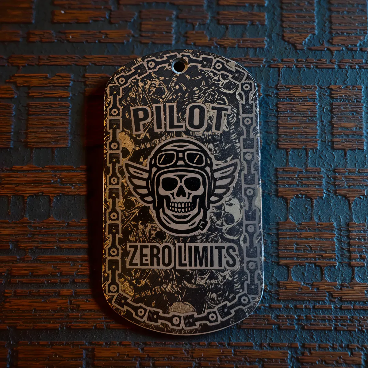 Tytanowy brelok „PILOT – ZERO LIMITS” z grawerem laserowym