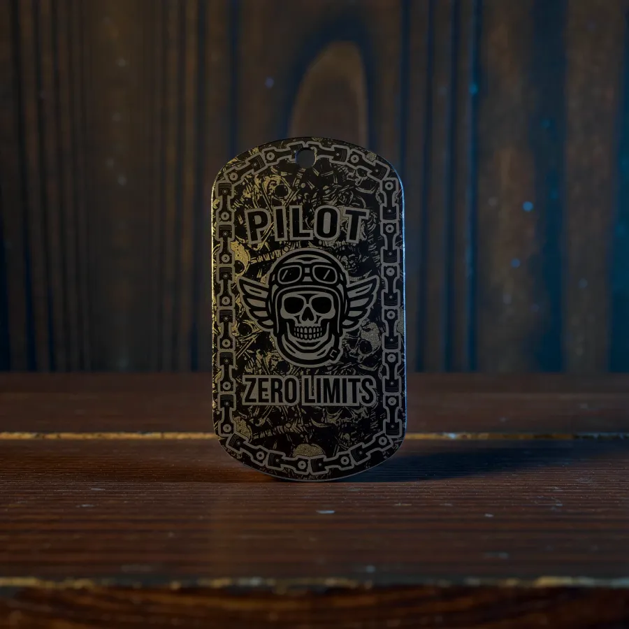 Schlüsselanhänger „PILOT – ZERO LIMITS“ aus Titan mit Lasergravur