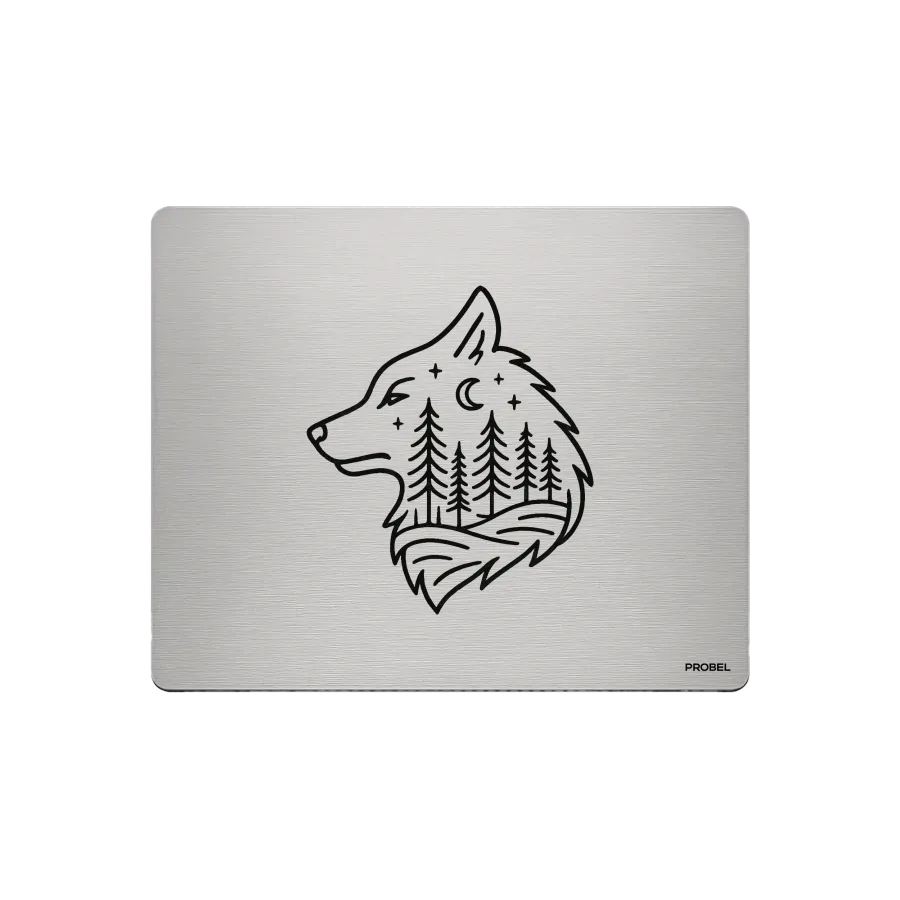 Aluminium-Mousepad – Lasergravur „Wolf im Wald bei Nacht“