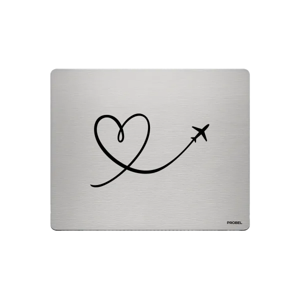 Aluminium-Mousepad – Lasergravur „Herzflug mit Flugzeug“