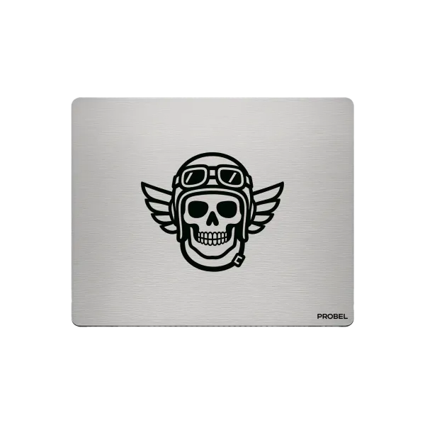 Aluminium-Mousepad – Lasergravur „Flying Skull Pilot“