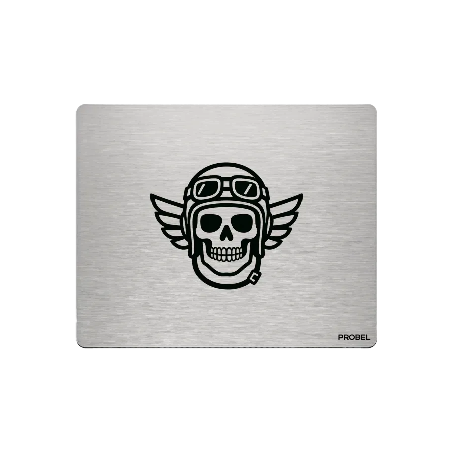 Aluminium-Mousepad – Lasergravur „Flying Skull Pilot“