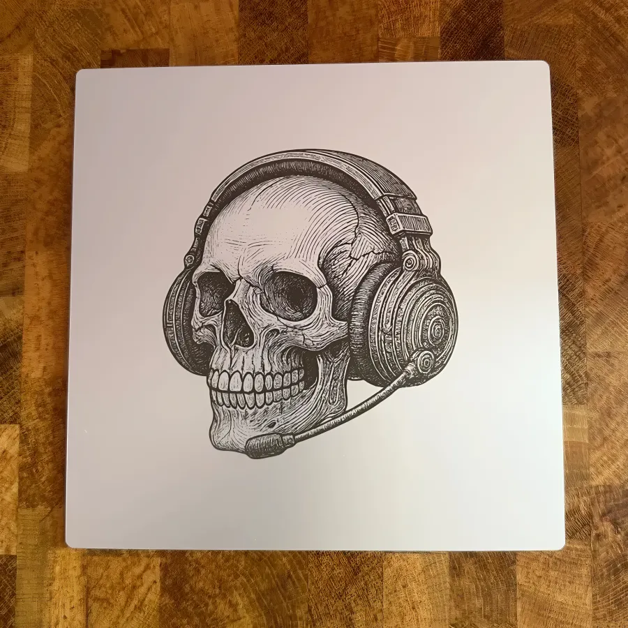 Aluminium-Mousepad – Lasergravur „Cyber Skull Operator“