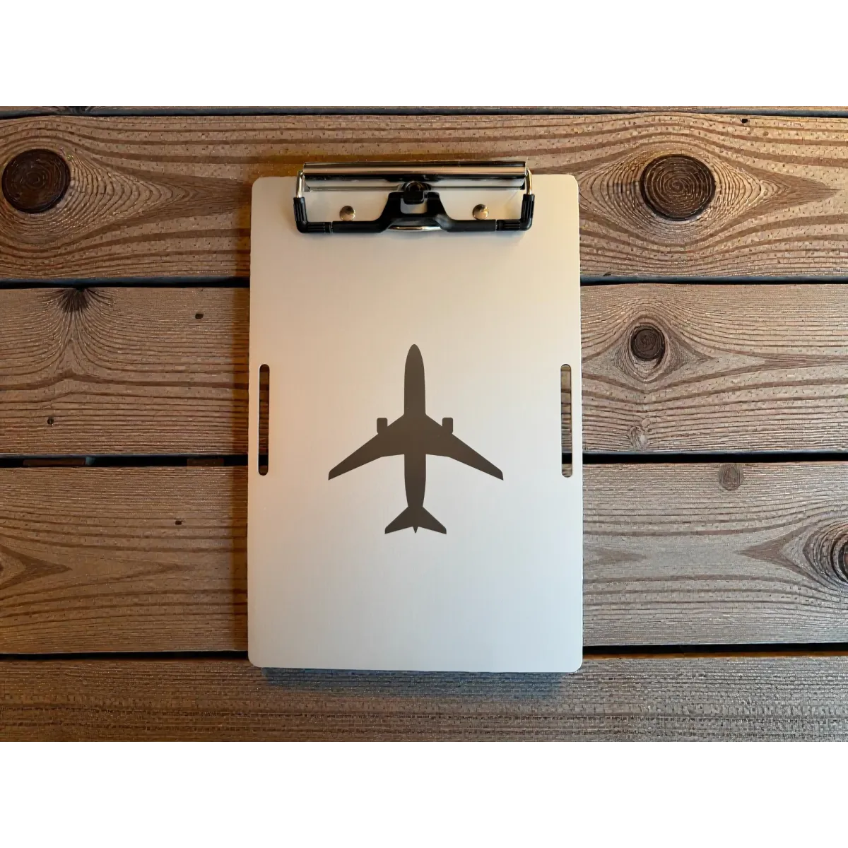 Aluminium Clipboard A5 – Pilot Kneeboard mit Flugzeug-Lasergravur inkl. Kniegurt