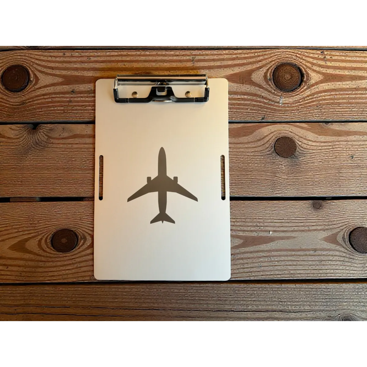 Aluminium Clipboard A5 – Pilot Kneeboard mit Flugzeug-Lasergravur inkl. Kniegurt