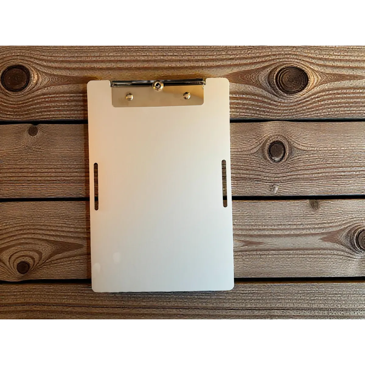 Aluminium Clipboard A5 – Pilot Kneeboard mit Flugzeug-Lasergravur inkl. Kniegurt