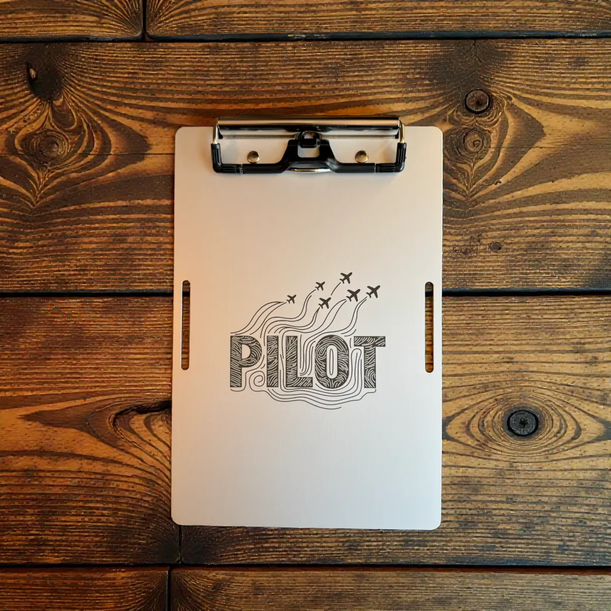 Aluminium Klemmbrett A5 mit Kniegurt – Lasergravur Pilot – ideal für Cockpit & Flugvorbereitung