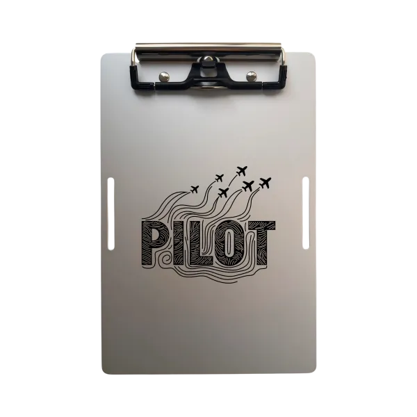 Aluminium-Klemmbrett A5 mit Kniegurt – Lasergravur Pilot – ideal für Cockpit & Flugvorbereitung