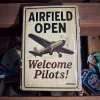 Metallschild "Airfield Open – Welcome Pilots!"