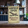 Metallschild "Airfield Open – Welcome Pilots!"