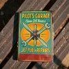 Metallschild "Pilot’s Garage – Open 24 Hours – Jet Fuel & Repairs"